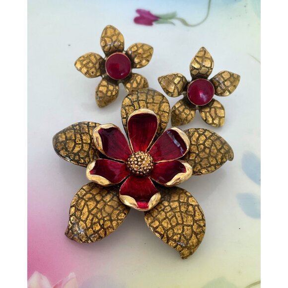 Vintage 1960s Goldtone & Enamel Floral Brooch & Earring Set - Picture 5 of 10